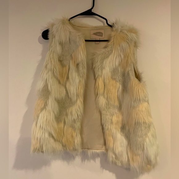 White faux fur vest - Picture 1 of 4